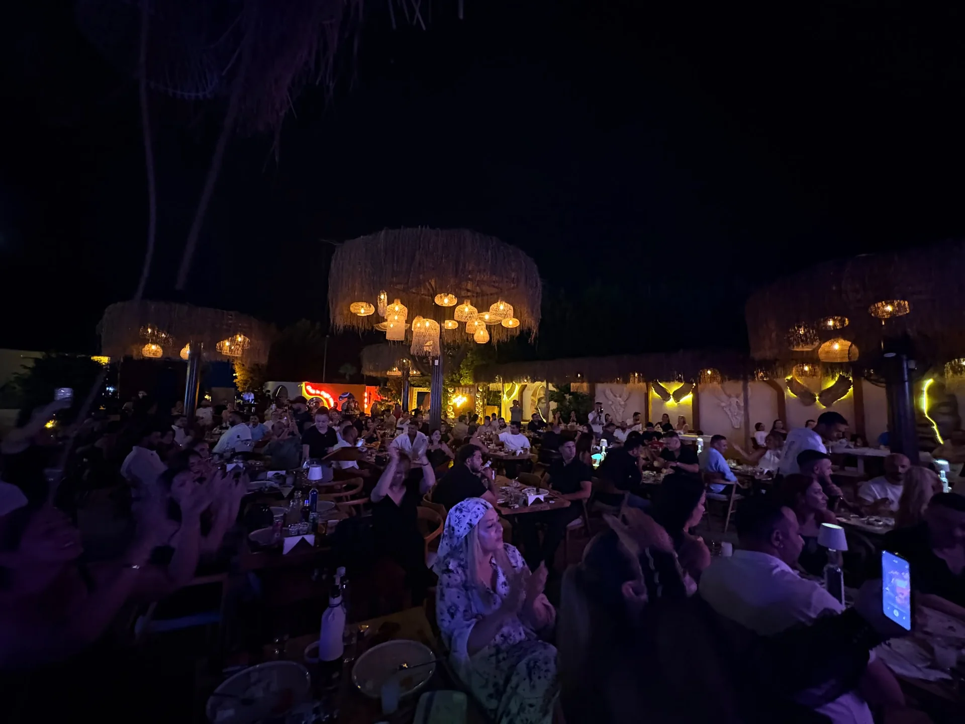 Gökhan Namlı, Fethiye’de Sahne Aldı : Miyo’s Nut’ta Müzik Dolu Gece