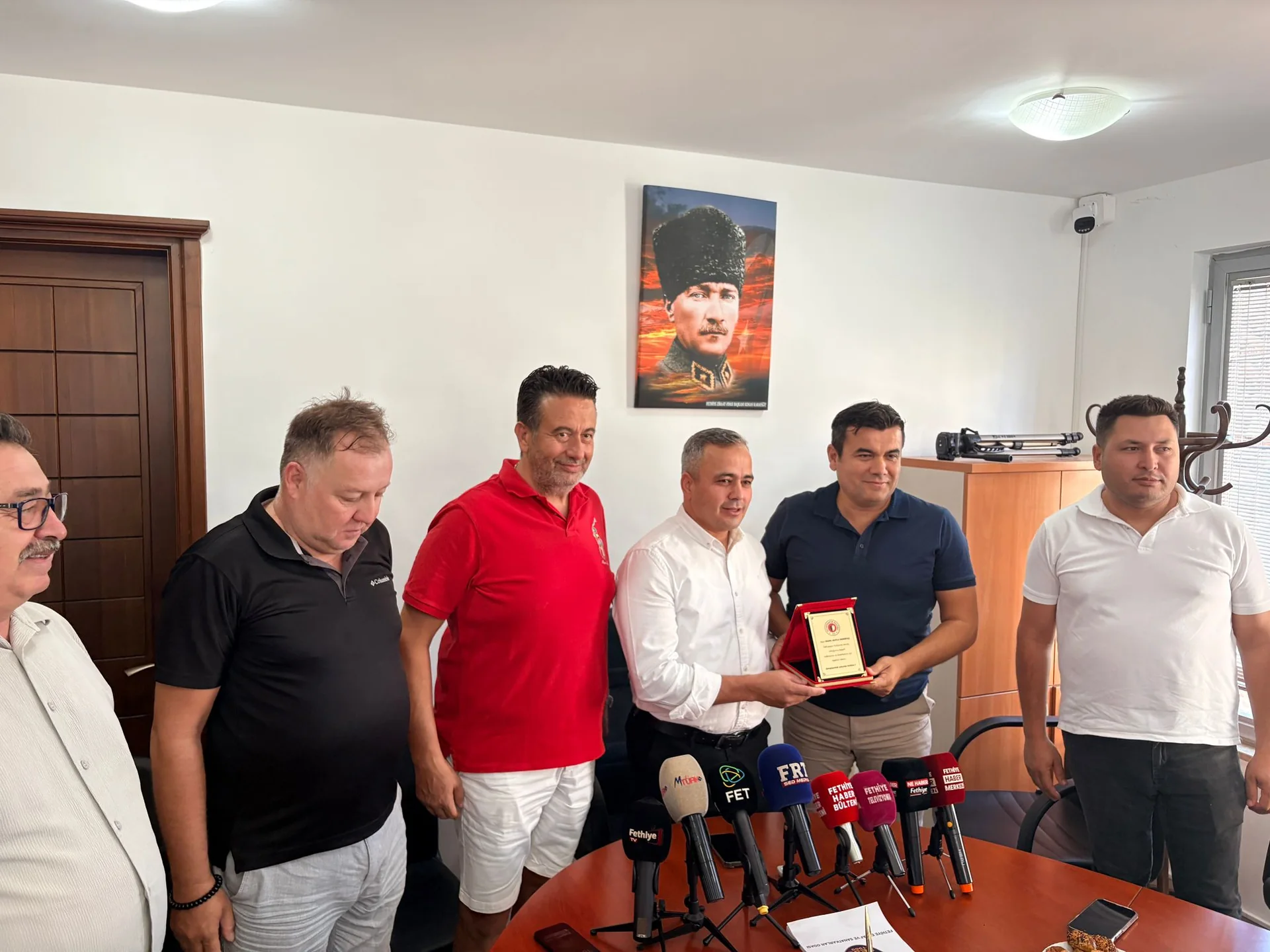 Fethiyespor’dan Fethiye Esnaf ve Sanatkarlar Odası’na Teşekkür Plaketi: “Bu Sene O Sene”