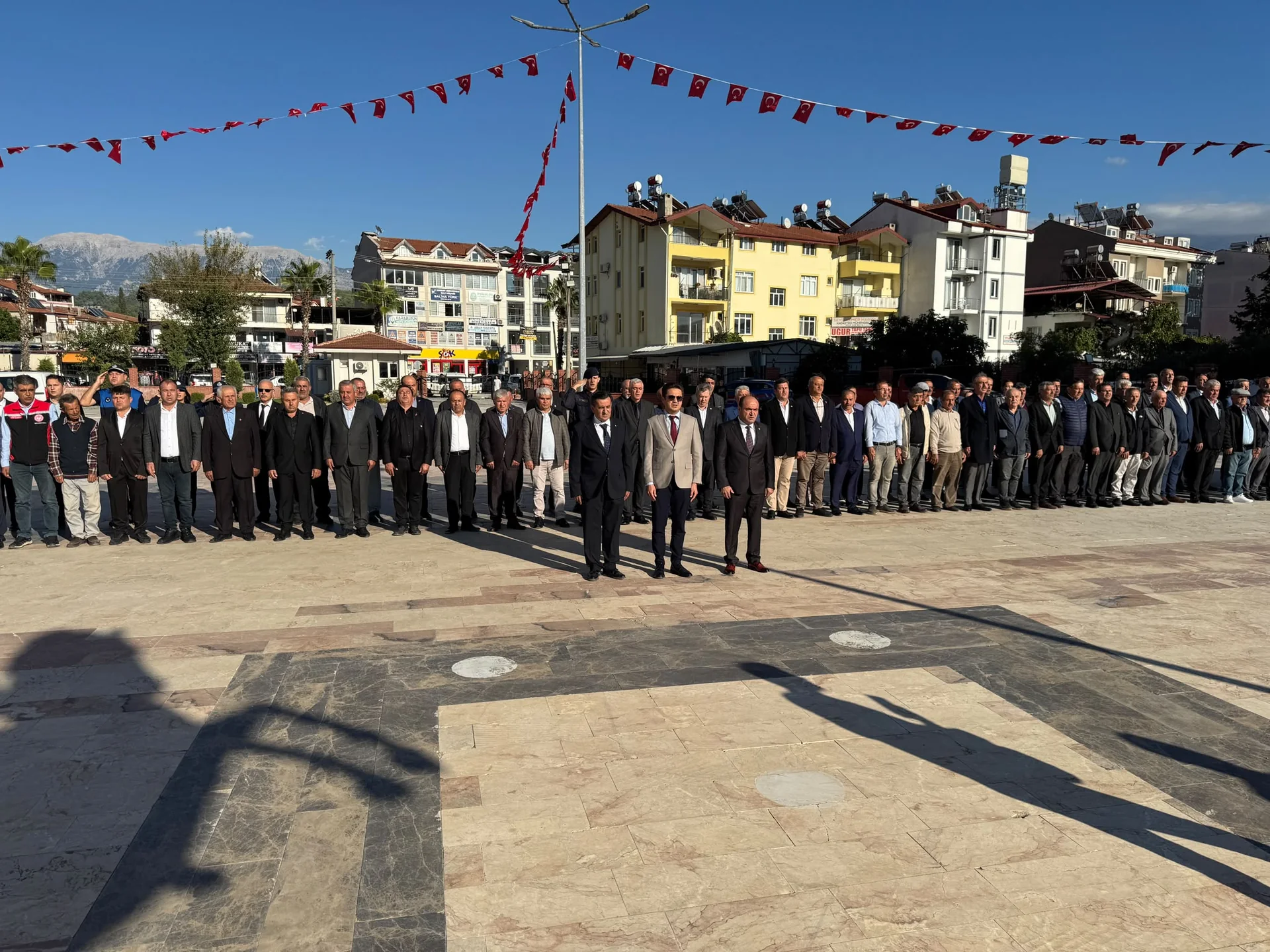 Seydikemer’de Muhtarlar Günü İçin Çelenk Sunuldu