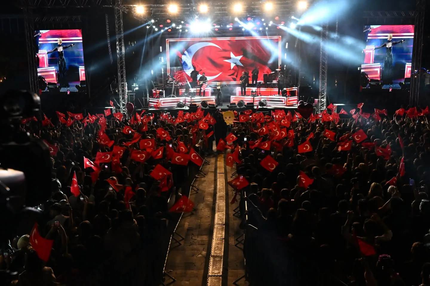 Fethiye’de Meydan Doldu Taştı! Derya Uluğ Sahne Aldı