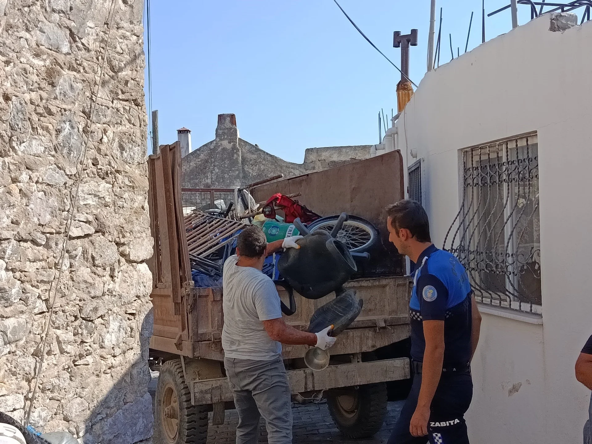 Kötü Kokuların Yayıldığı Çöp Evden 5 Ton Çöp Çıkarıldı
