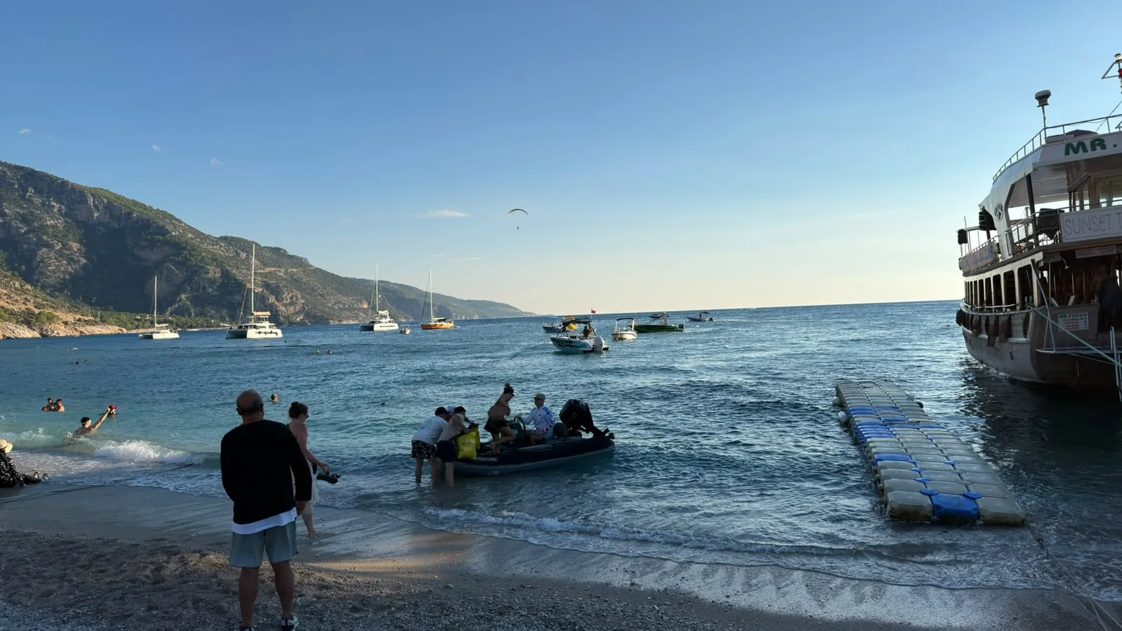 Ölüdeniz’de Taksi Botlar, Denize Düşen Yamaç Paraşütçülerinin Yardımına Koşuyor