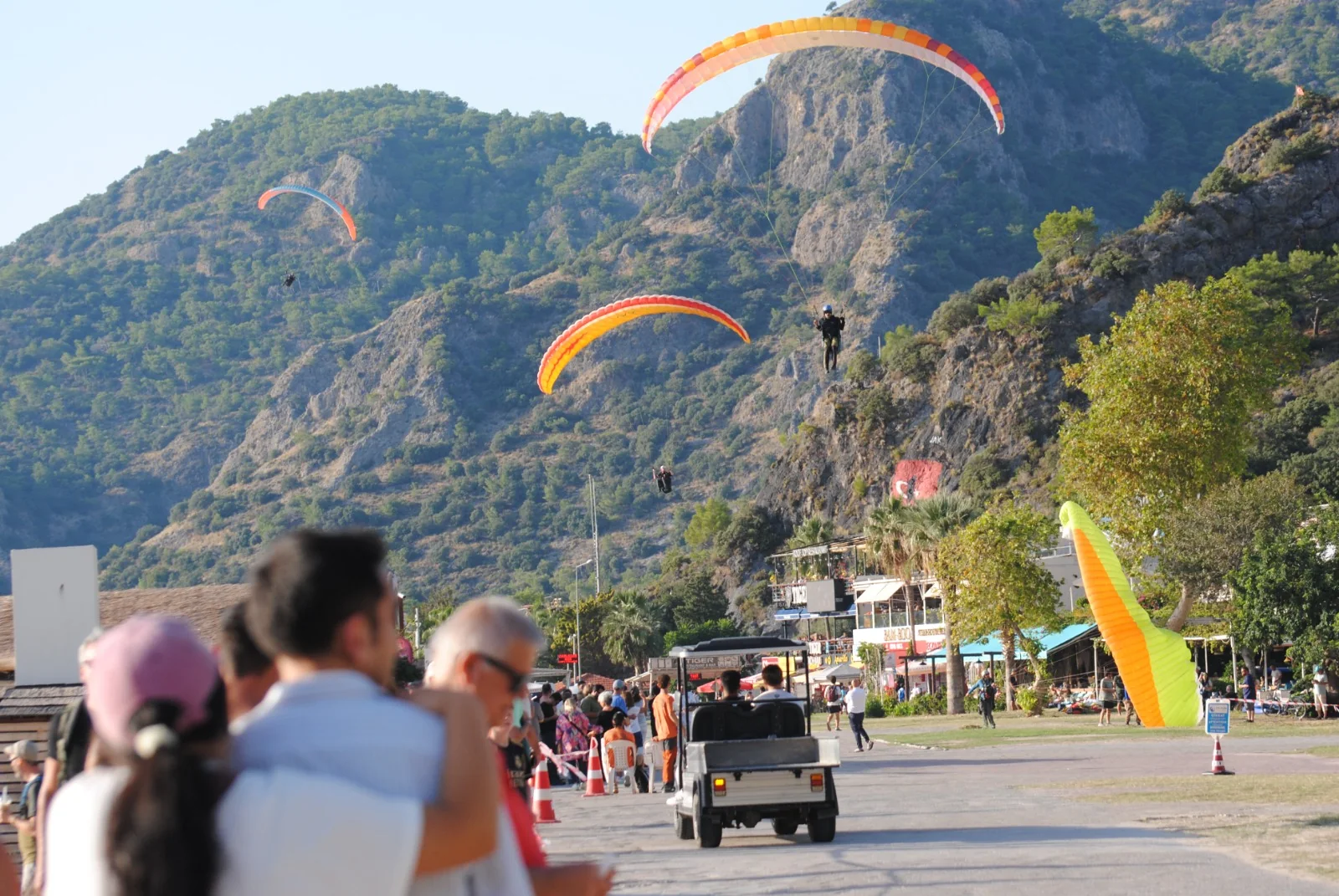 Fethiye’de Turistler Denize Girdi