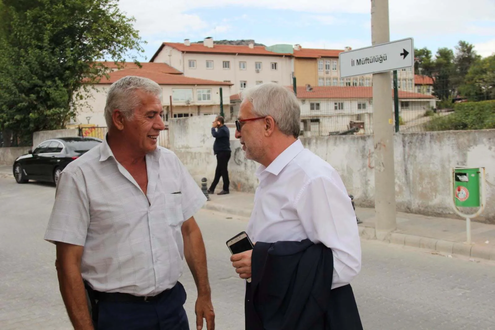Vali Akbıyık’tan Yılın Ahisine Plaket