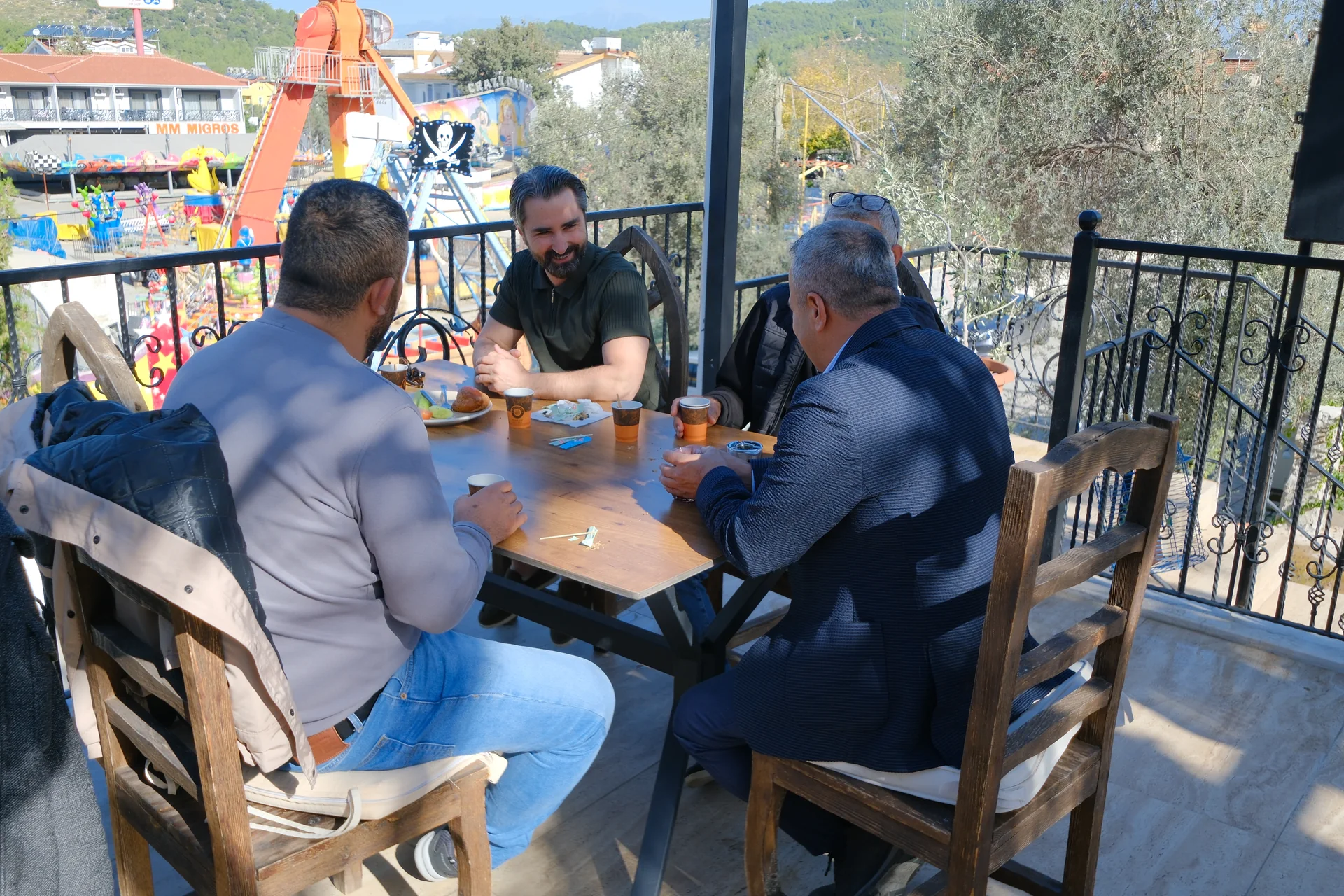 Hisarönü Esnafının Sorunları Masaya Yatırıldı: WC, Otopark ve Atık Su Sorunları Gündemde