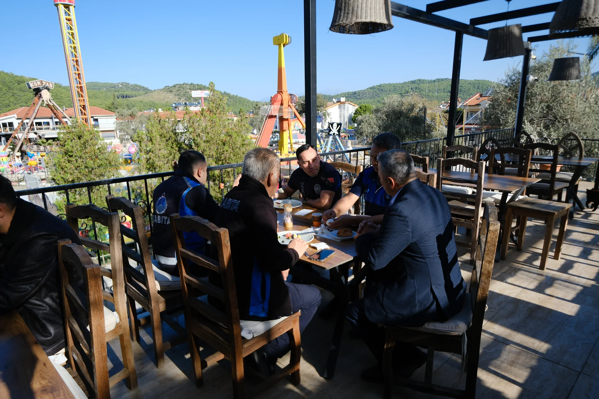 Hisarönü Esnafının Sorunları Masaya Yatırıldı: WC, Otopark ve Atık Su Sorunları Gündemde