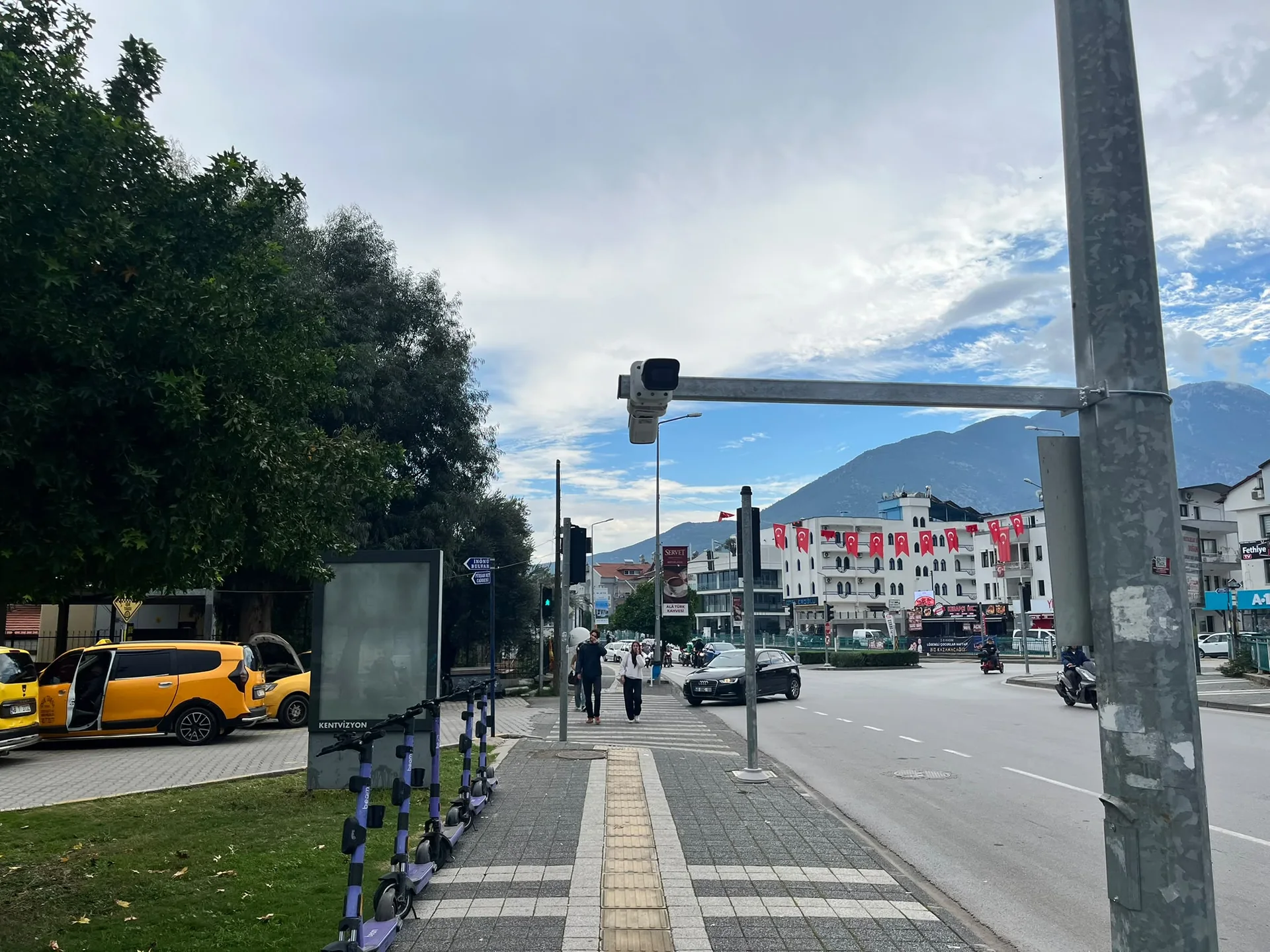 Fethiye’de Kaldırımda Motosiklet Sürenlere Kameralı Denetim