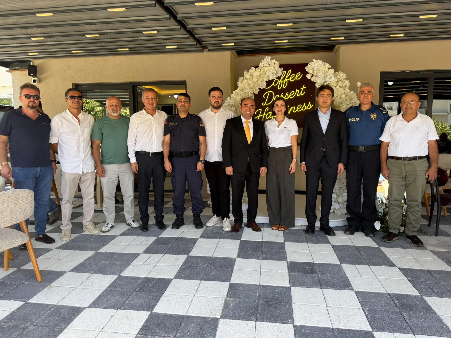 Pera Burger ve Lura Kafe Törenle Hizmete Açıldı