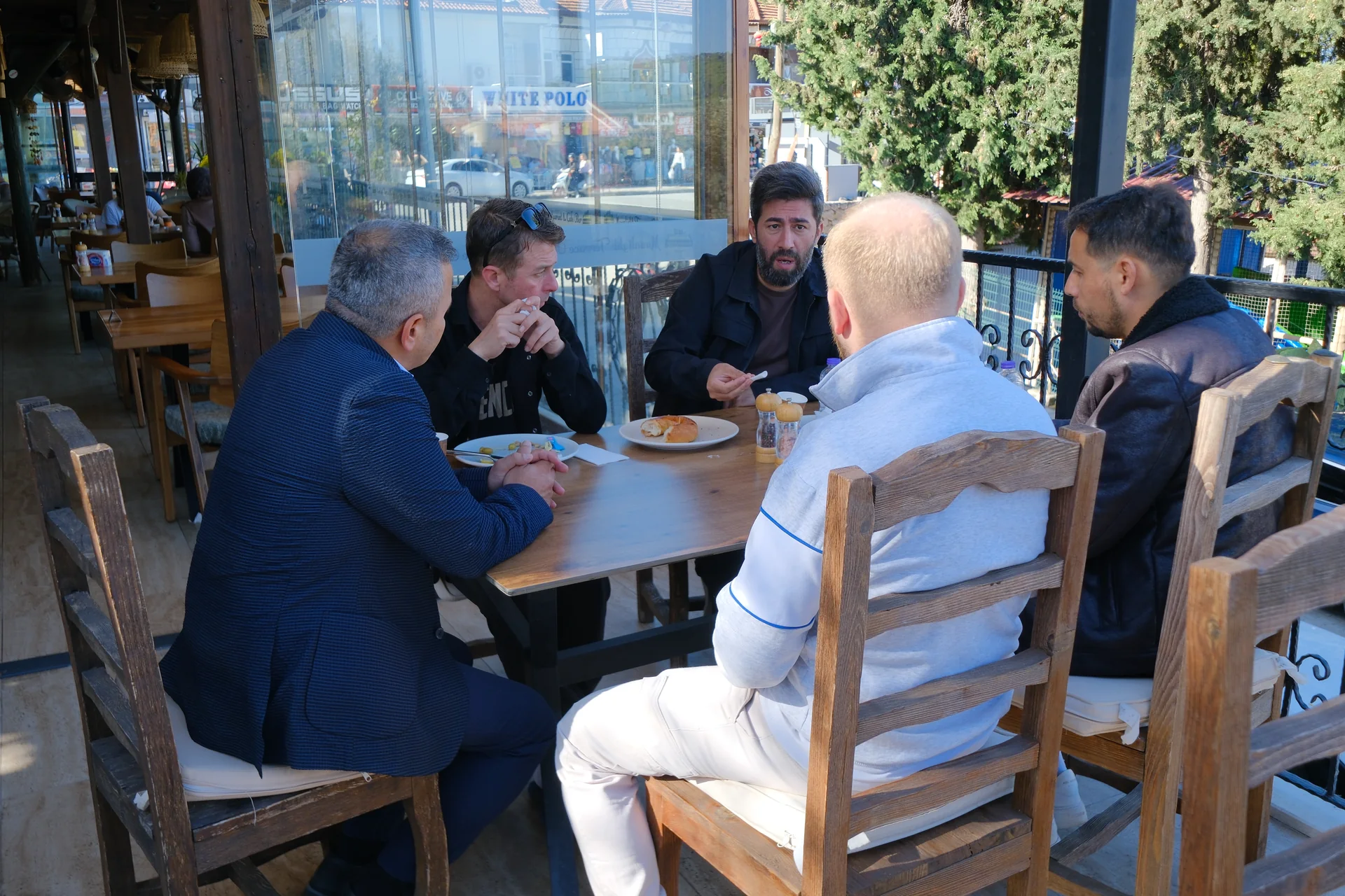 Hisarönü Esnafının Sorunları Masaya Yatırıldı: WC, Otopark ve Atık Su Sorunları Gündemde