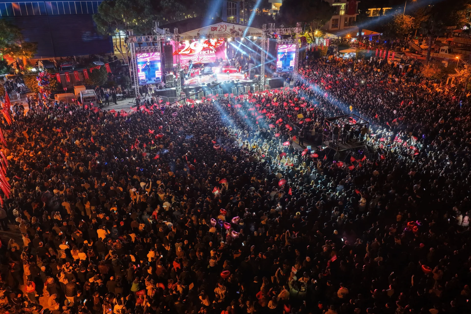 Fethiye’de Meydan Doldu Taştı! Derya Uluğ Sahne Aldı