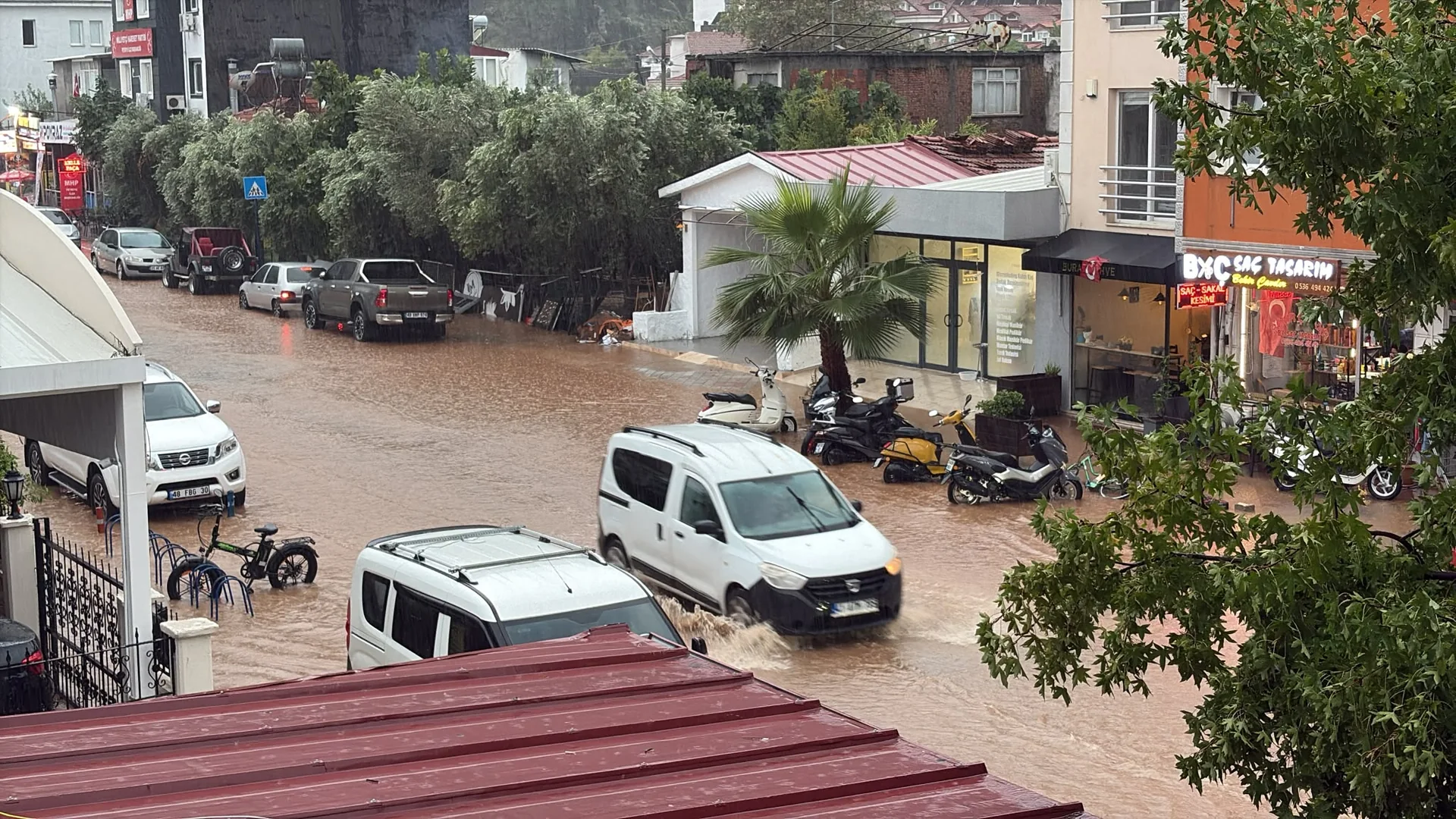 Fethiye’de Sağanak Hayatı Felç Etti, Yollar Sular Altında Kaldı