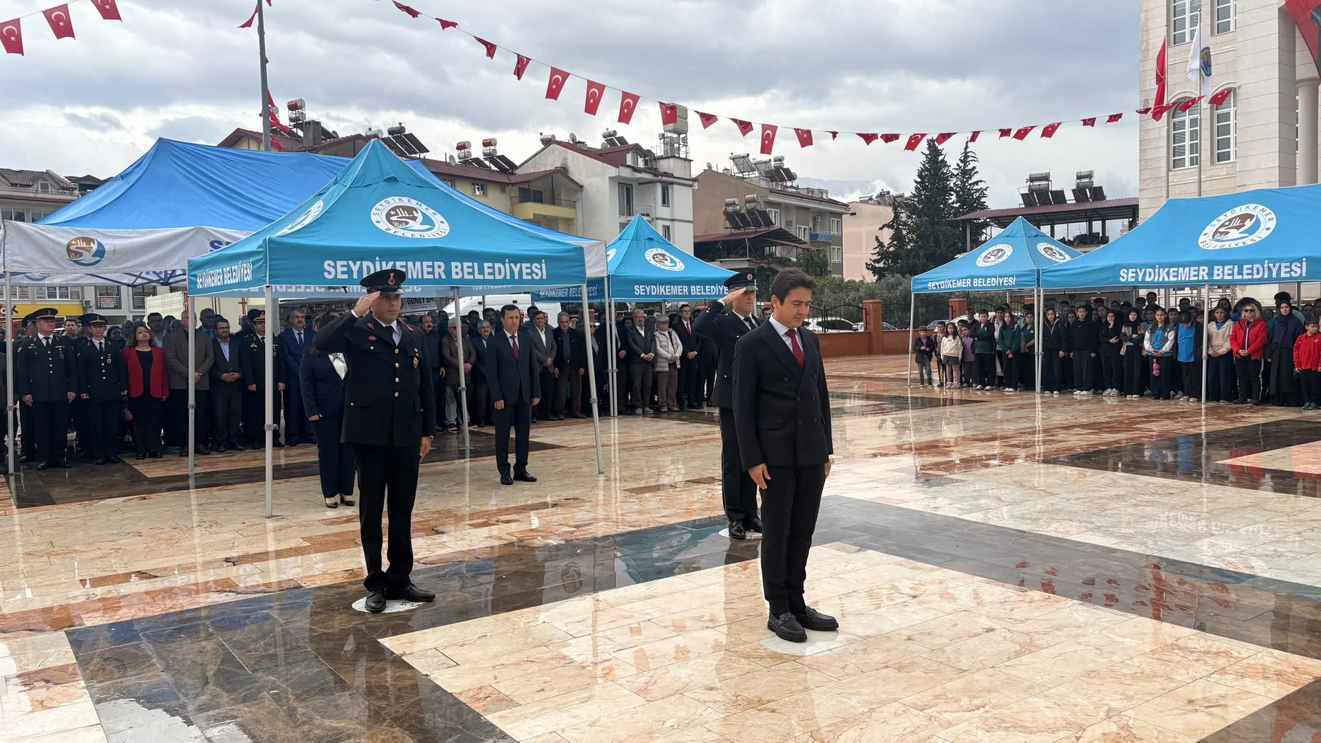 Seydikemer’de Cumhuriyet Bayramı Coşkusu Çelenk Töreniyle Başladı