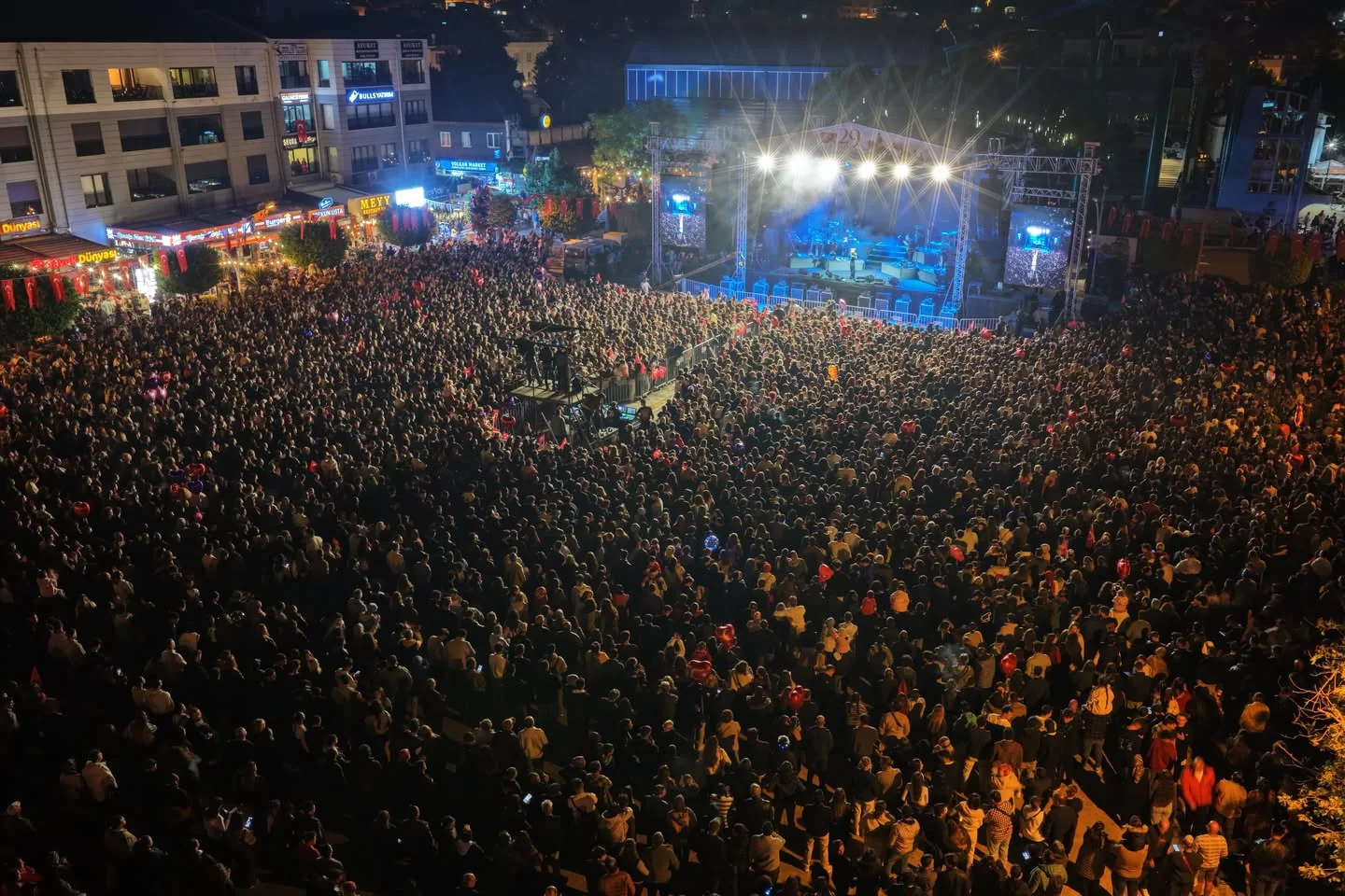 Fethiye’de Meydan Doldu Taştı! Derya Uluğ Sahne Aldı