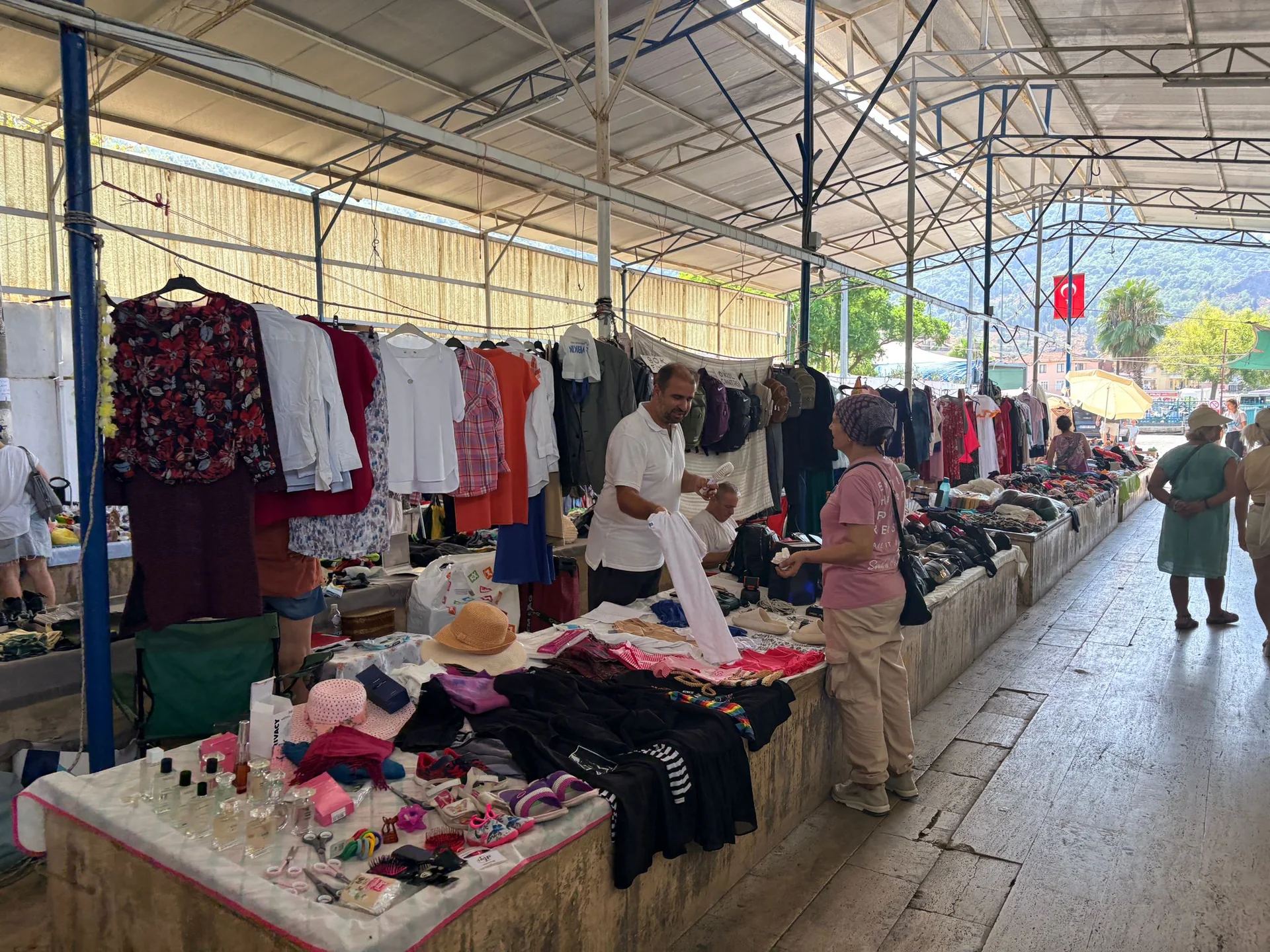 Fethiye’de İkinci El Pazarı Hem Cebe Hem Öğrencilere Destek Oluyor