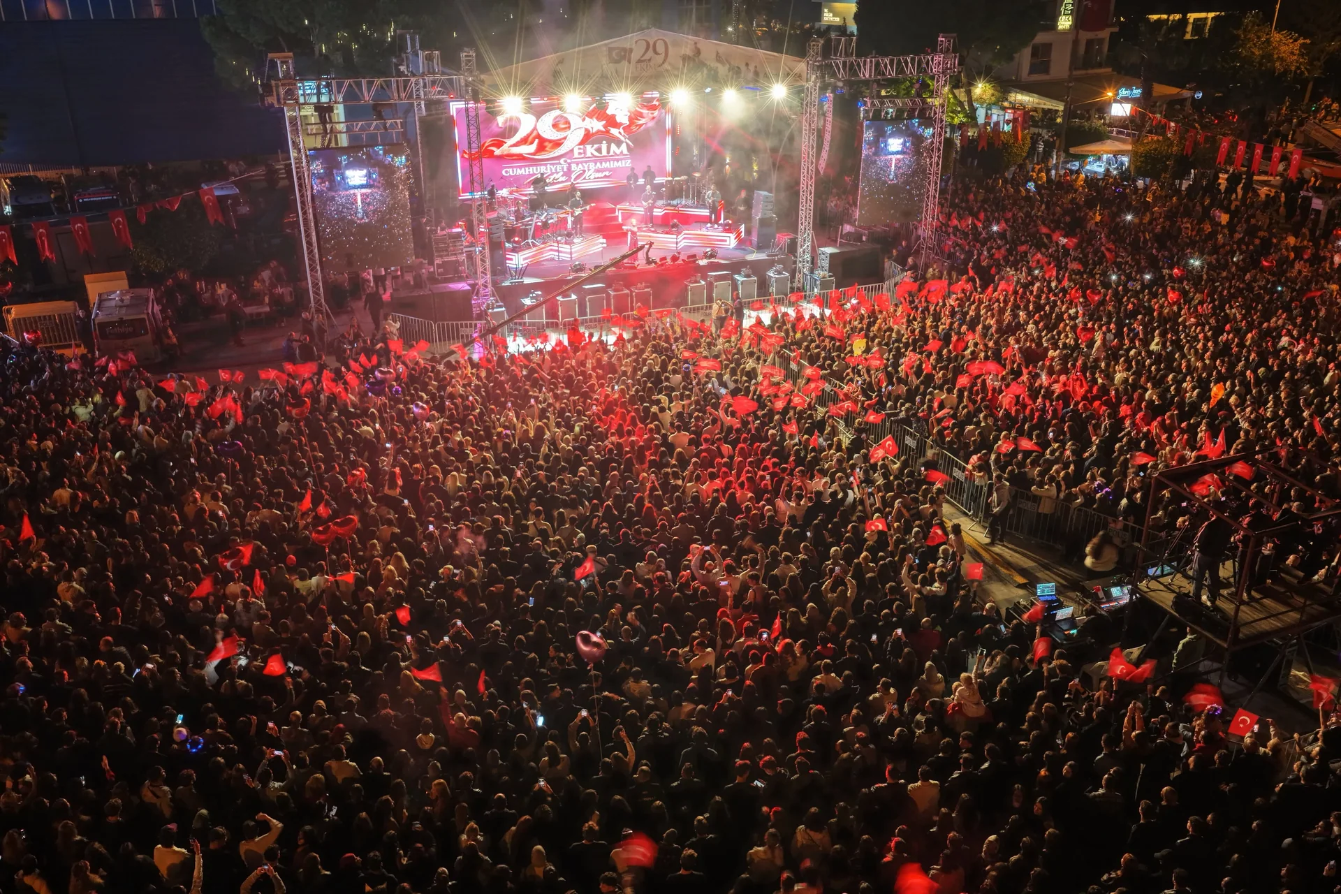 Fethiye’de Meydan Doldu Taştı! Derya Uluğ Sahne Aldı