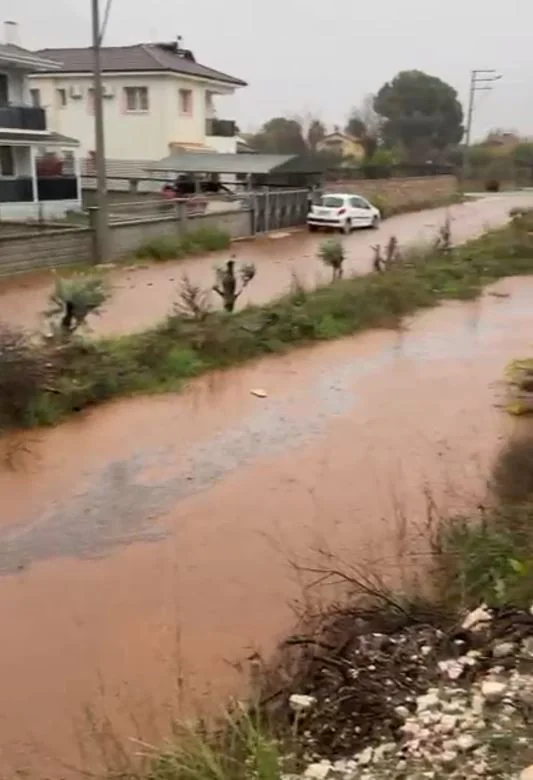 Fethiye’de Sağanak Hayatı Felç Etti, Yollar Sular Altında Kaldı