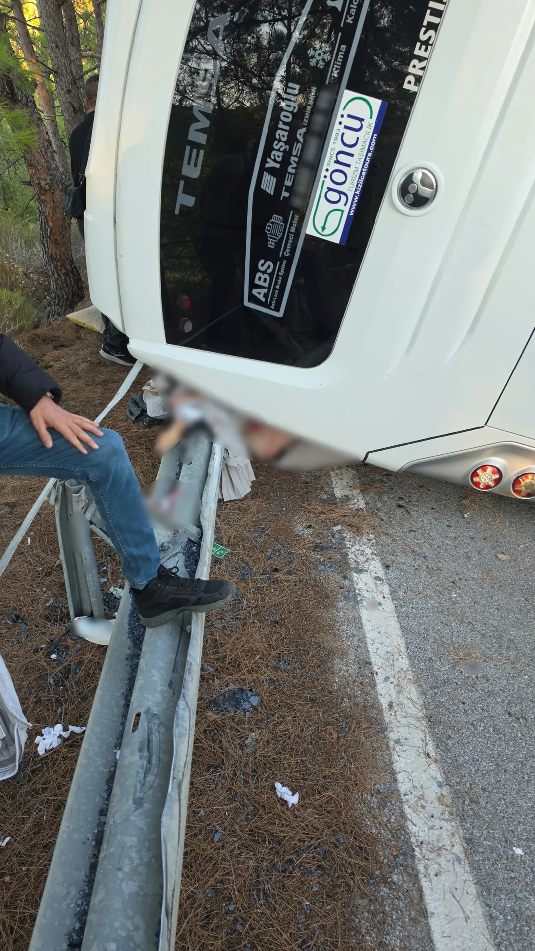 Marmaris’te Otel Personelini Taşıyan Servis Minibüsü Devrildi: 2’si Ağır 3 Yaralı
